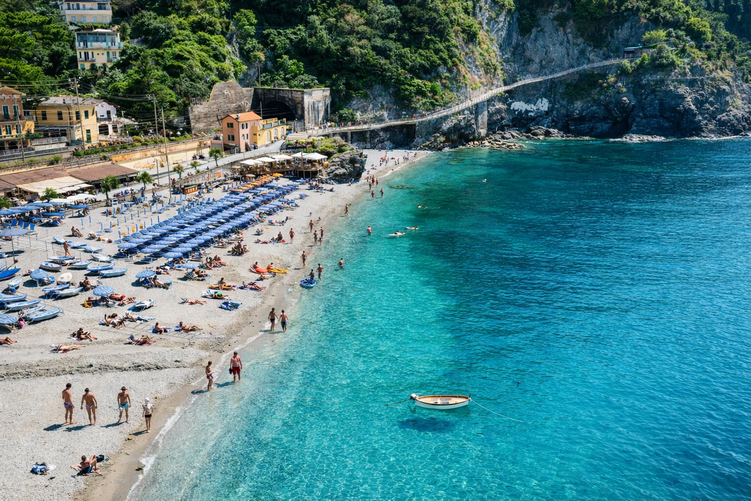Monterosso al Mare Cinque Terre plaża z ludźmi turkusowa woda Liguria Włochy