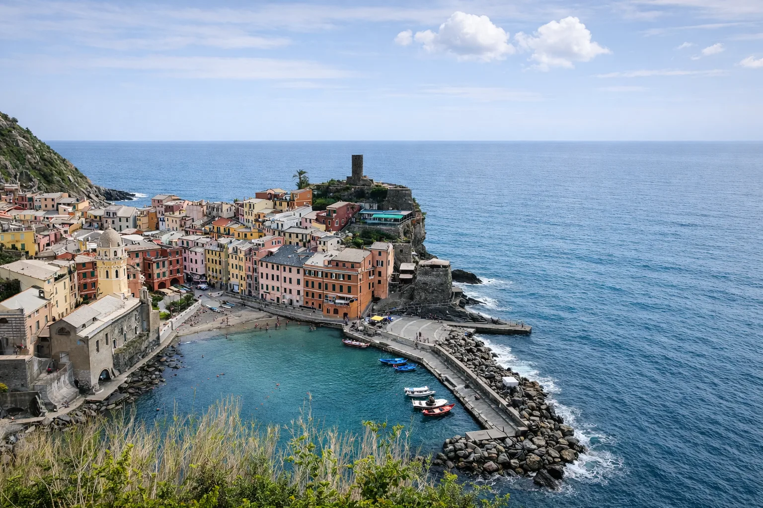 Vernazza Cinque Terre kolorowe domy port Liguria Włochy widok z góry